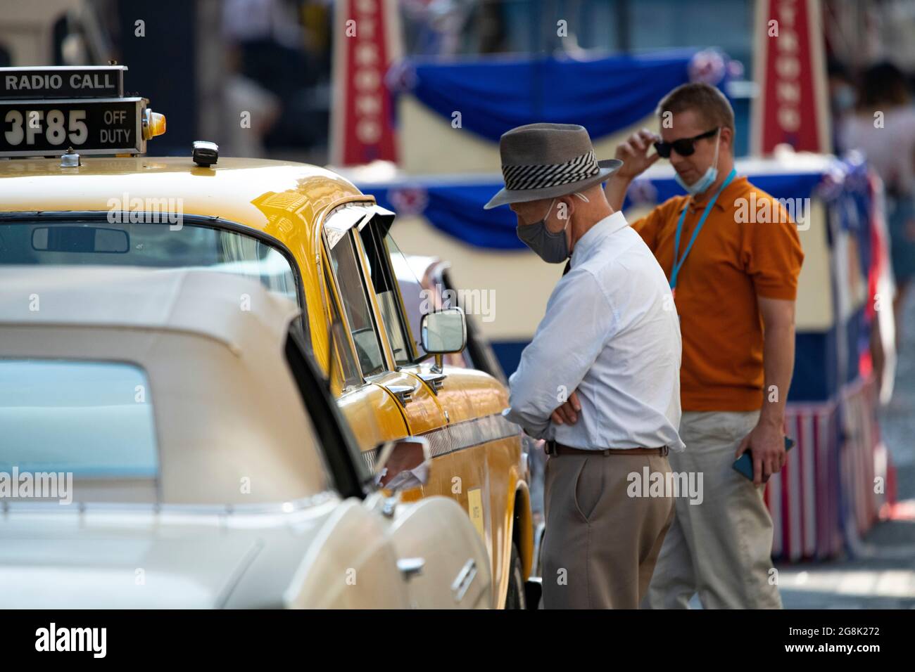 Glasgow, Écosse, Royaume-Uni. 20 juillet 2021. PHOTO : les acteurs vus entre les prises de vue et les prises de vue. Filmer sur le set de l'Indiana Jones 5 au milieu du centre-ville de Glasgow alors que le superproduction hollywoodienne établit Glasgow comme la ville de New York. Une production complète peut être vue, avec une grande coulée, des producteurs et des extras. Le centre-ville a été modifié de sorte que tous les magasins et le bâtiment ressemblent à 1959 Amérique. Crédit : Colin Fisher Banque D'Images