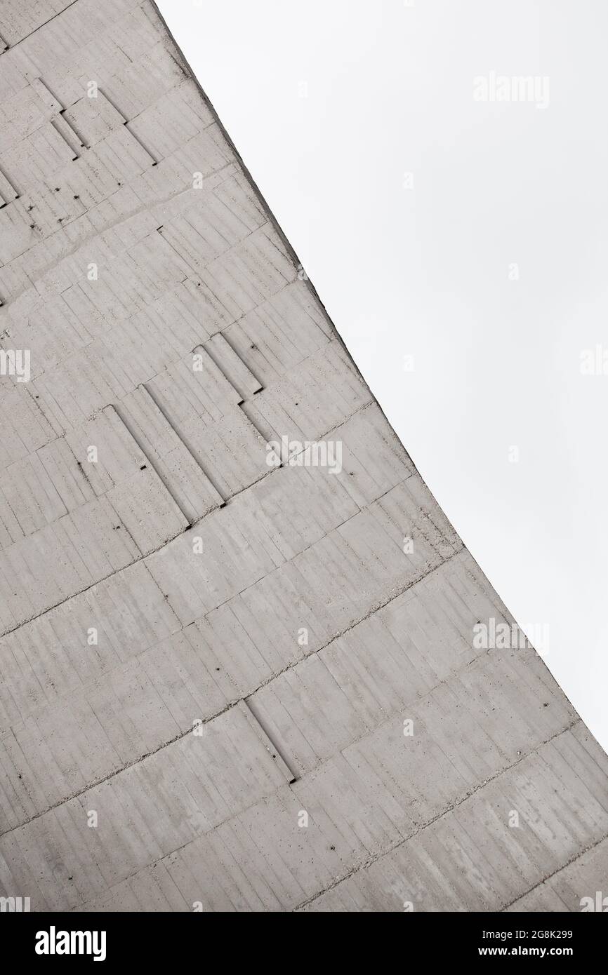Surface en béton d'un monument minimaliste. Simplicité et puissance dans l'architecture. Banque D'Images
