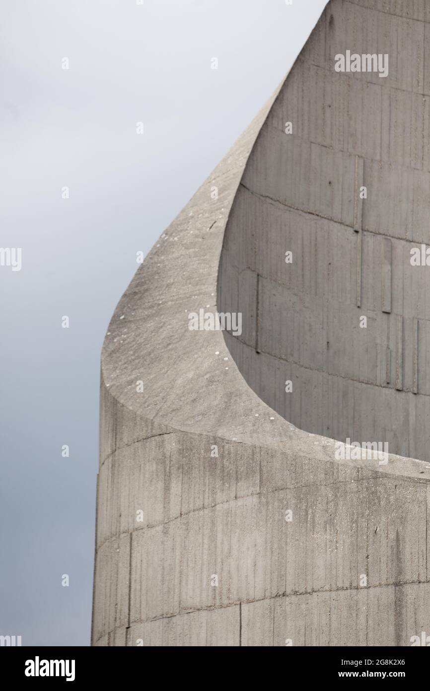 Surface en béton d'un monument minimaliste. Simplicité et puissance dans l'architecture. Banque D'Images