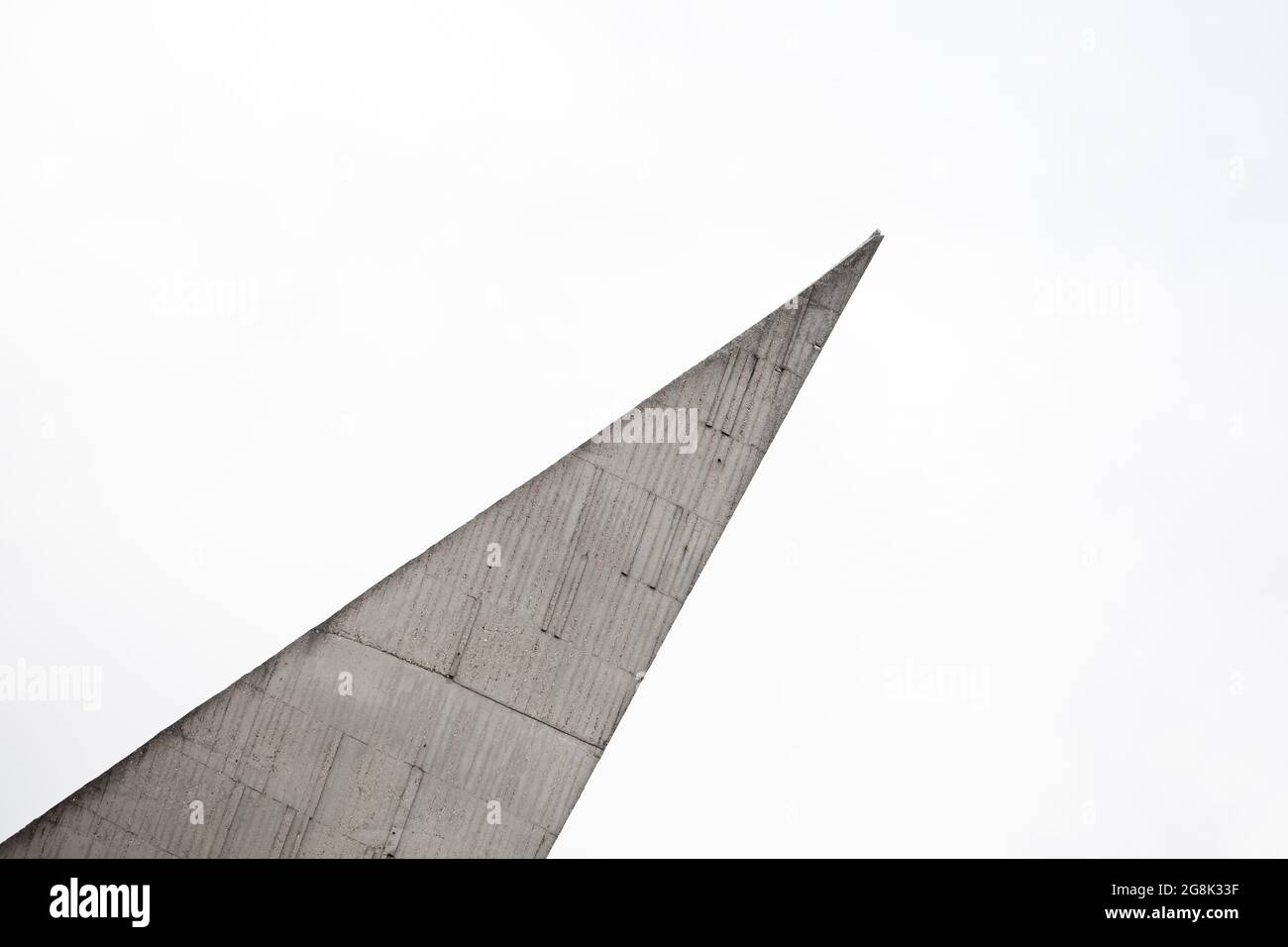 Surface en béton d'un monument minimaliste. Simplicité et puissance dans l'architecture. Banque D'Images