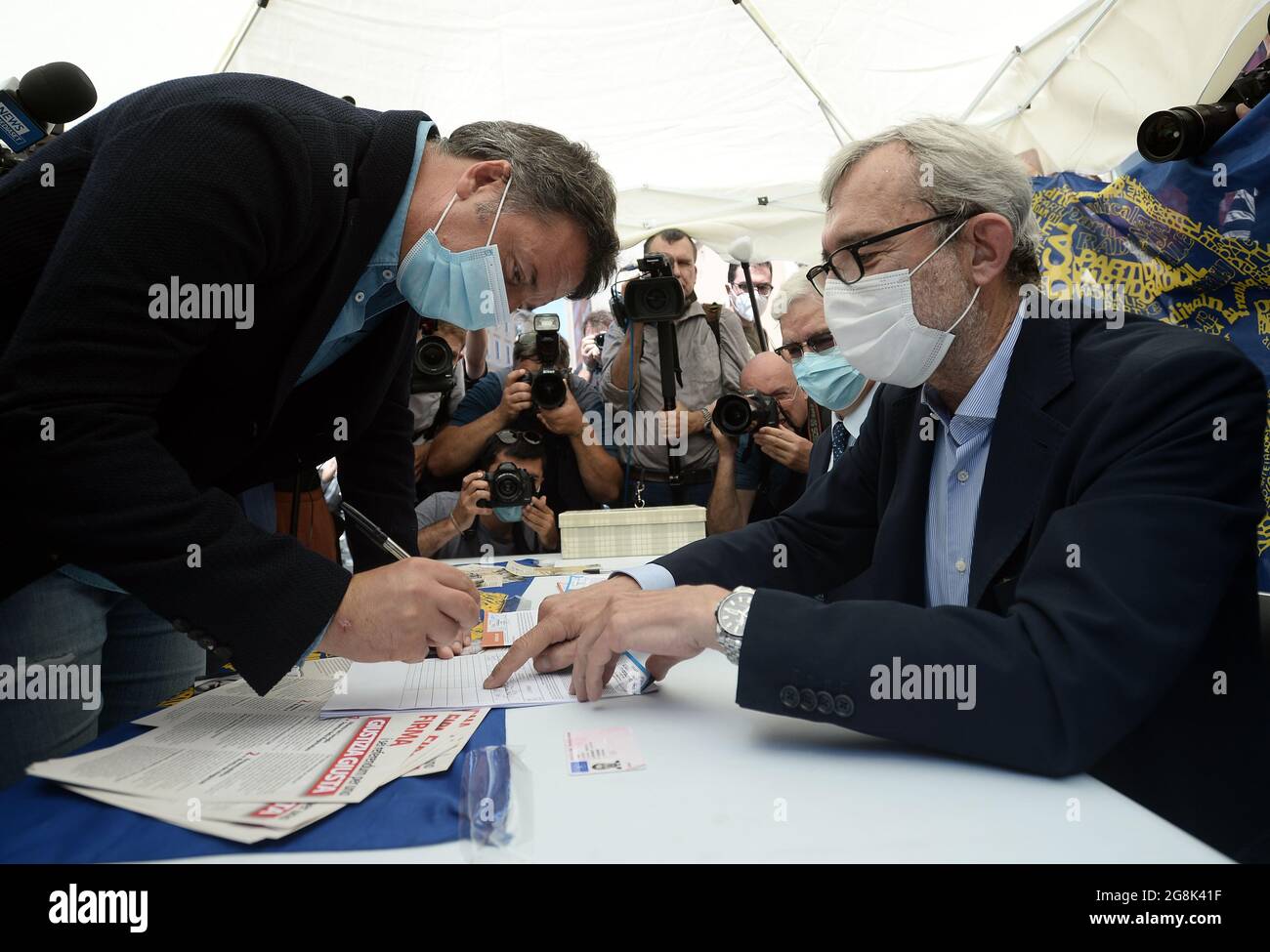 Rome, Italie. 21 juillet 2021. Rome 21/07/2021 Matteo Renzi signe pour le référendum sur la justice au banquet des radicaux à Largo Argentine crédit: Agence de photo indépendante/Alamy Live News Banque D'Images