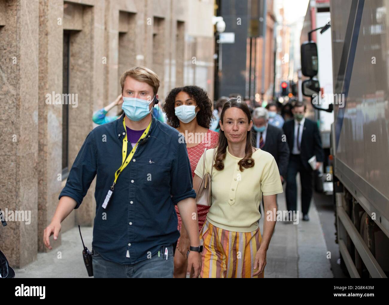 Glasgow, Écosse, Royaume-Uni. 20 juillet 2021. PHOTO : les acteurs vus entre les prises de vue et les prises de vue. Filmer sur le set de l'Indiana Jones 5 au milieu du centre-ville de Glasgow alors que le superproduction hollywoodienne établit Glasgow comme la ville de New York. Une production complète peut être vue, avec une grande coulée, des producteurs et des extras. Le centre-ville a été modifié de sorte que tous les magasins et le bâtiment ressemblent à 1959 Amérique. Crédit : Colin Fisher Banque D'Images