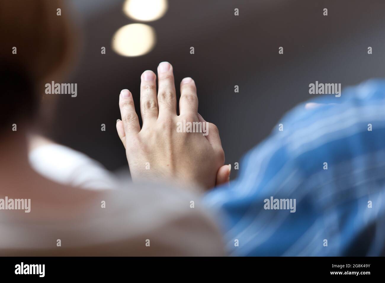 Mains en contact. Relation, connexion et communication avec le toucher, le geste de sensibilité. Banque D'Images