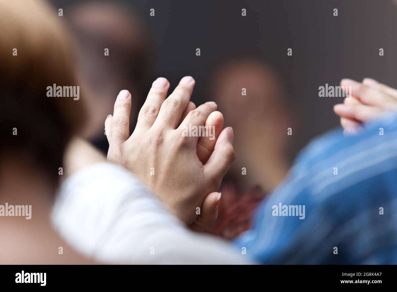 Mains en contact. Relation, connexion et communication avec le toucher, le geste de sensibilité. Banque D'Images