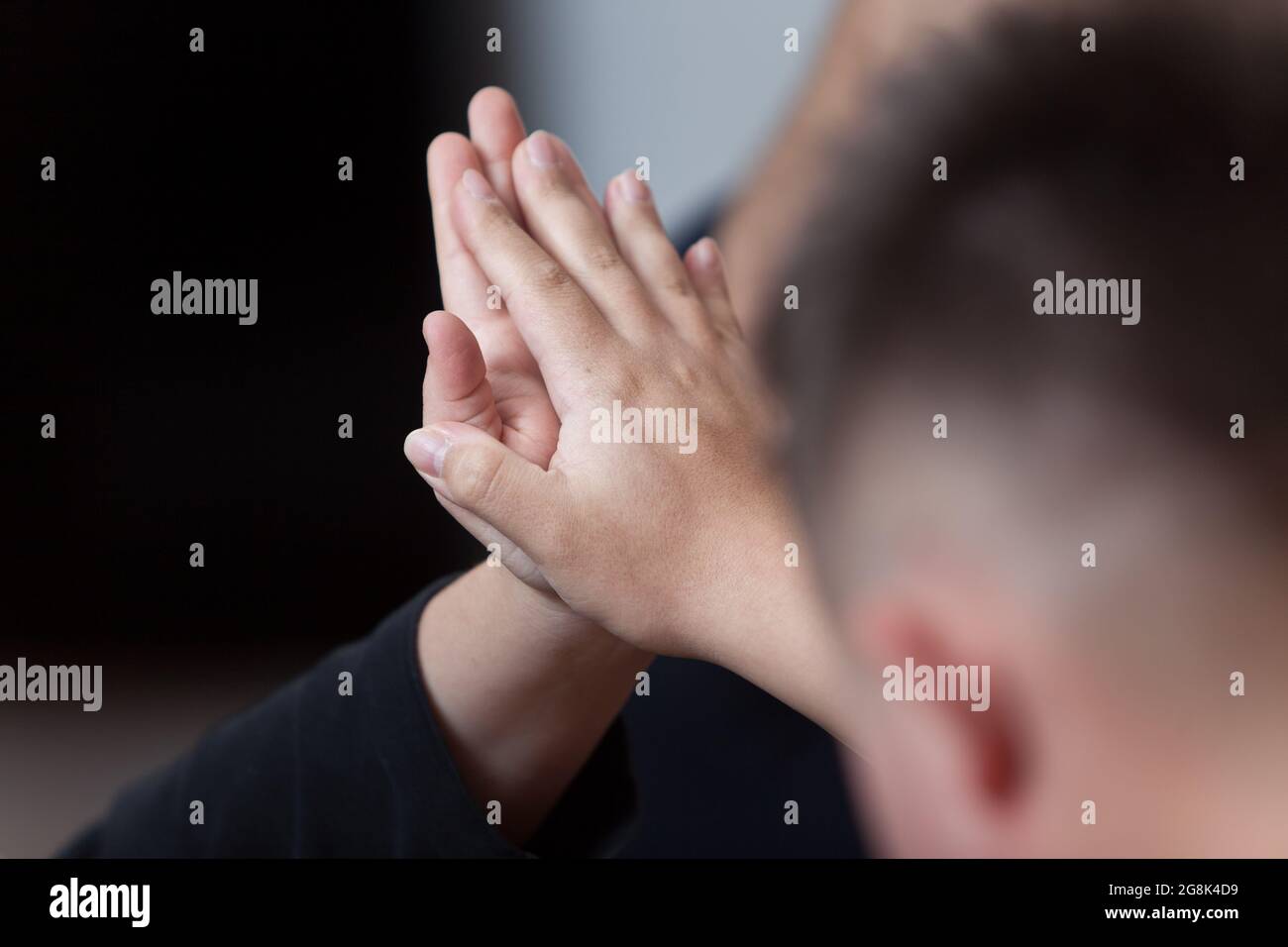 Mains en contact. Relation, connexion et communication avec le toucher, le geste de sensibilité. Banque D'Images