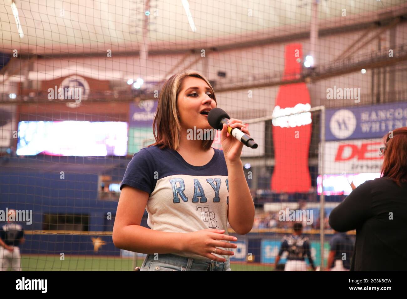 Saint-Pétersbourg, Floride. USA; Karrina Lanne, fan de Rays et chanteuse, interprète l'hymne national lors d'un match de base-ball de ligue majeure entre le Tampa Bay Ray Banque D'Images