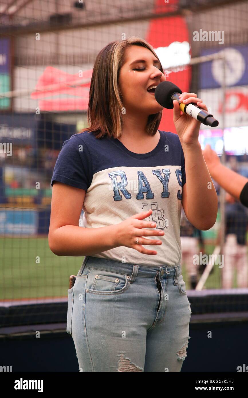 Saint-Pétersbourg, Floride. USA; Karrina Lanne, fan de Rays et chanteuse, interprète l'hymne national lors d'un match de base-ball de ligue majeure entre le Tampa Bay Ray Banque D'Images