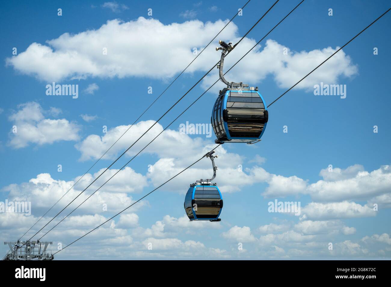 Cabines de téléphérique contre ciel et nuages étonnants. Téléphérique, transport vert. Banque D'Images