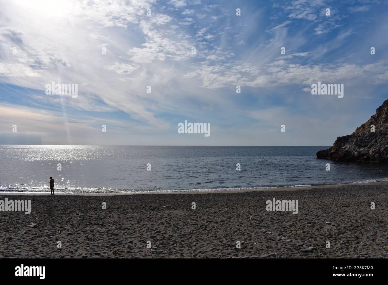 Plage de Cala del canuelo, Espagne rive de sable isolée dans une spectaculaire crique rocheuse entre Nerja et la Herradura sur la Costa Del sol nuage et bleu s Banque D'Images