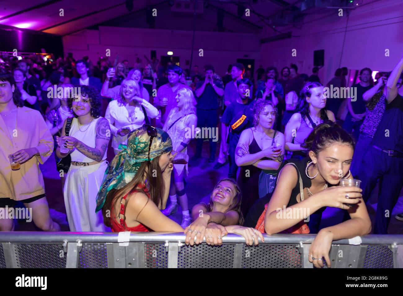 Les clubbers se dirigent vers la discothèque Oval Space en début de journée, où les salles de concert ont été autorisées à rouvrir à 00.01 h le 19 juillet. Banque D'Images