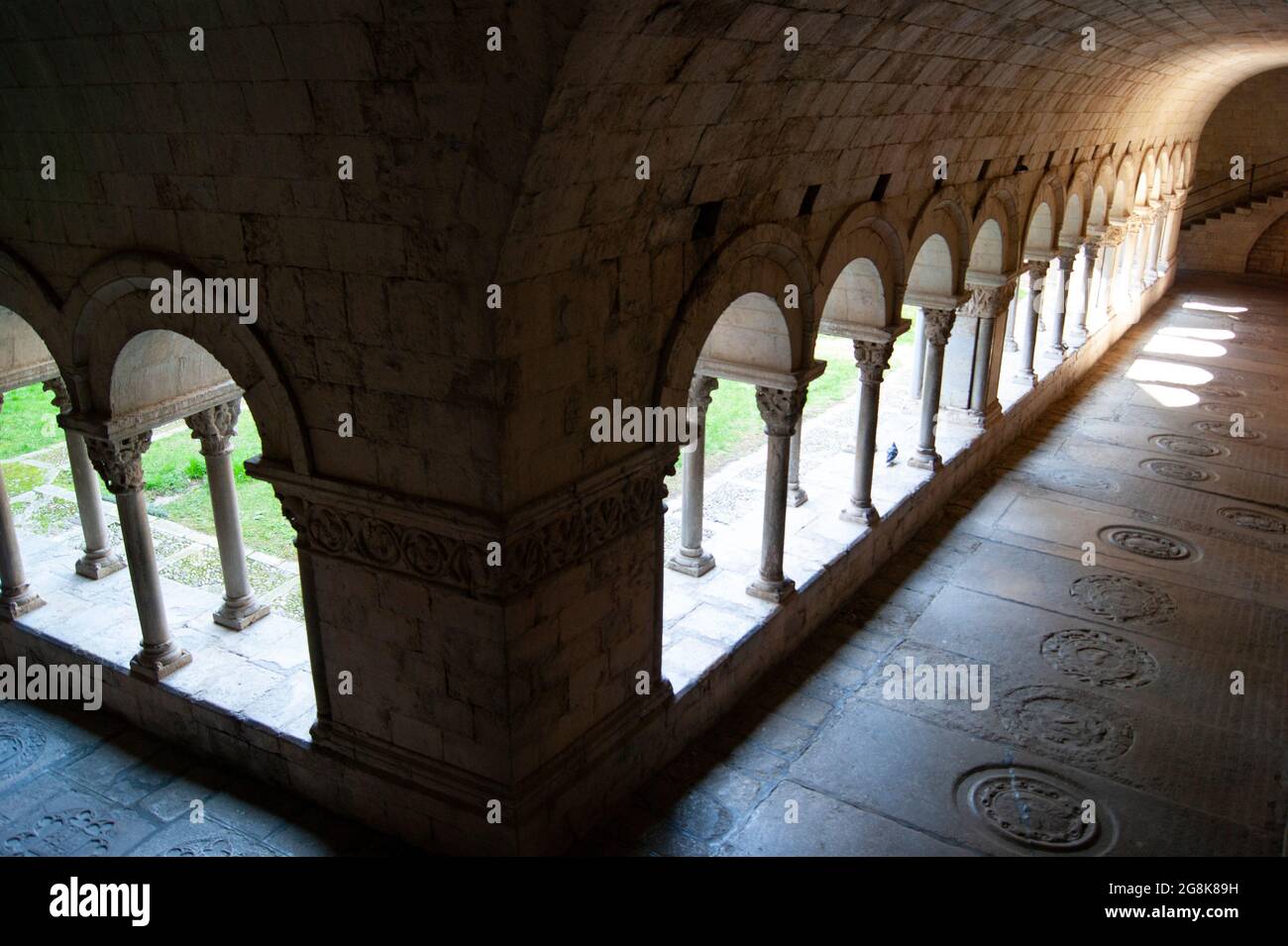 Cathédrale de Gérone, Espagne cloîtres historiques prise de vue en grand angle avec une lumière et une ombre spectaculaires tandis que le soleil illumine les arches de cette structure médiévale Banque D'Images