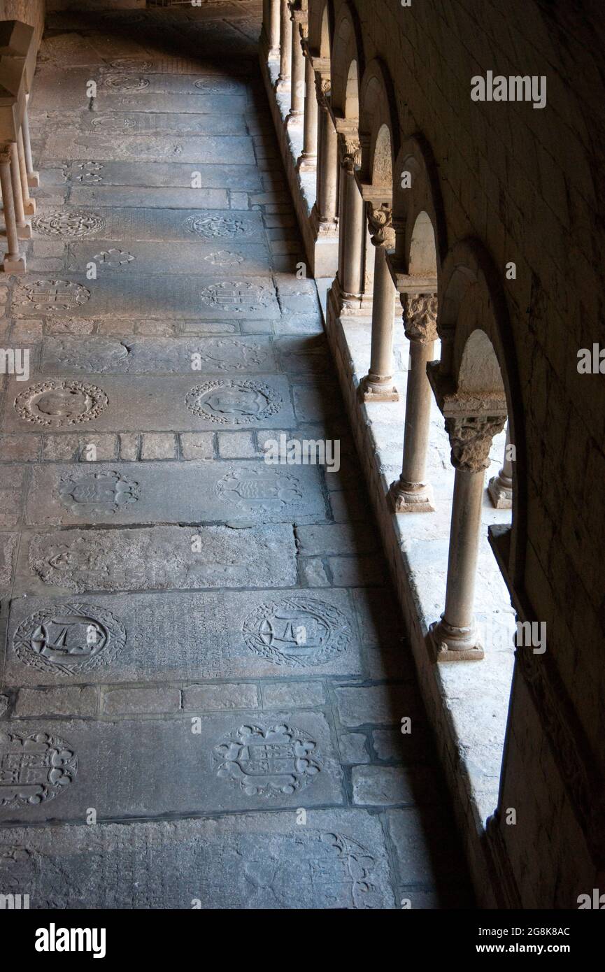 Cathédrale de Gérone Espagne les cloîtres médiévaux historiques de l'ancienne cathédrale de la lumière du soleil brille à travers les arches ornées du bâtiment à arcades haute Banque D'Images