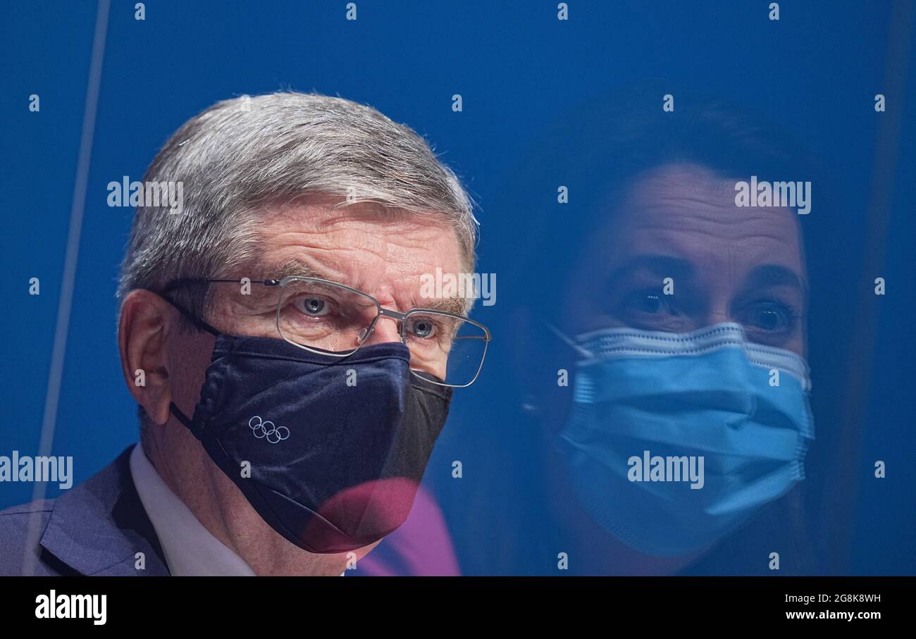Tokyo, Japon. 21 juillet 2021. Le président du CIO, Thomas Bach (l) et Annastacia Palaszczuk, chef du gouvernement du Queensland en Australie, parlent lors d'une conférence de presse au Centre de presse principal (MPC) . Le CIO décerne les Jeux Olympiques de 2032 à Brisbane . Credit: Michael Kappeller/dpa/Alay Live News Banque D'Images