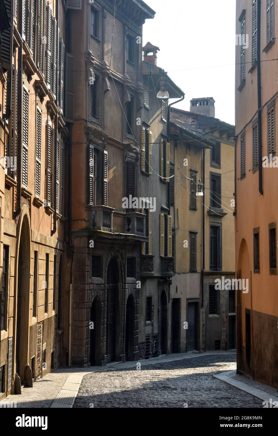 Bergame, Italie Townscape, ville haute ancien quartier historique de cette ancienne colonie fortifiée UNE belle rue de maisons de ville traditionnelles illuminées tard Banque D'Images