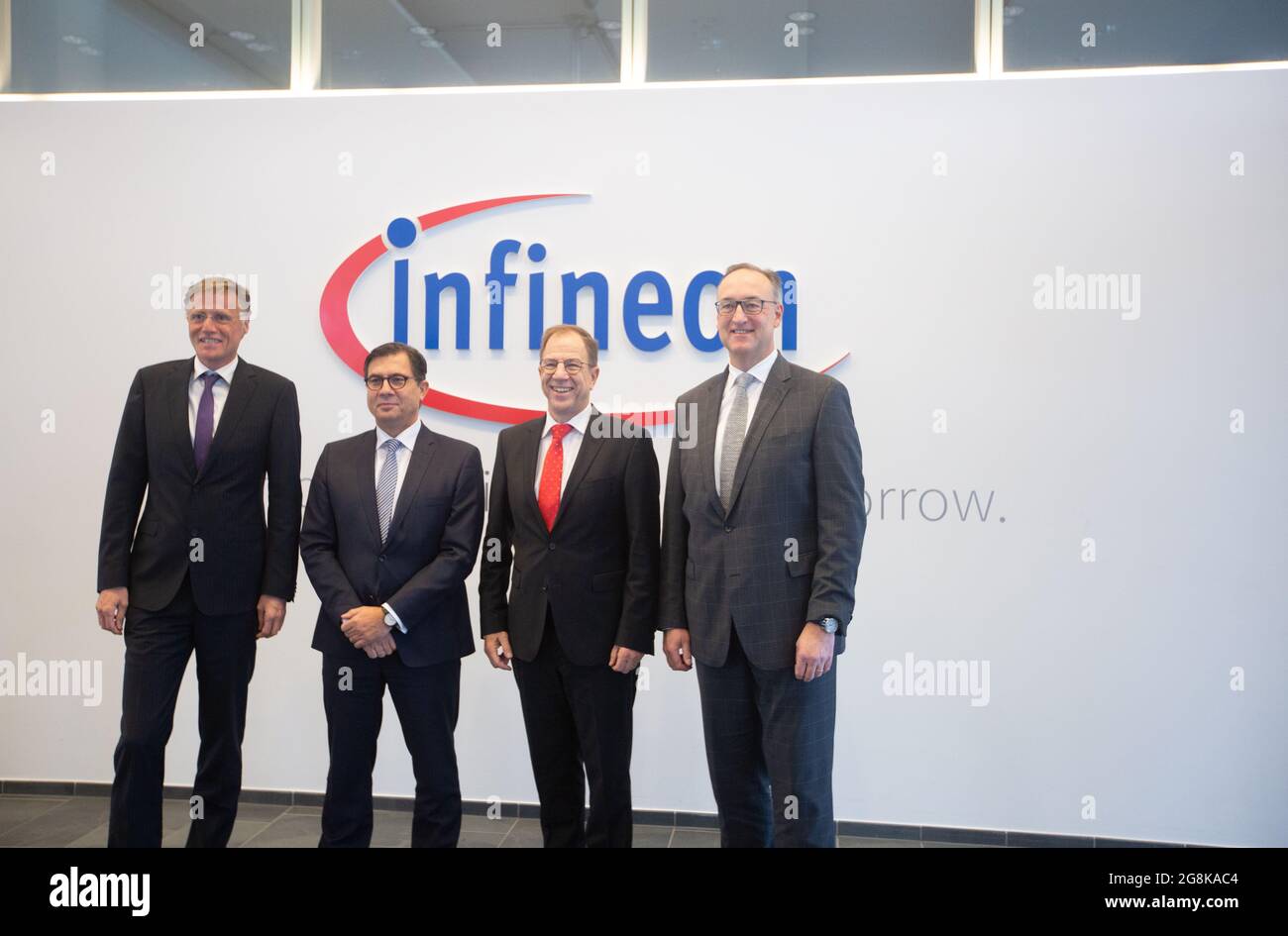 G-D: Jochen Hanebeck, CFO Sven Schneider, CEO Reinhard PLOSS und CMO Helmut Gassel, am 12. Novembre 2019 BEI der Jahres PK von Infineon technologies à Neubiberg BEI München. Erstellung von Dienstleistungen und 40.000 Angestellten. (Photo par Alexander Pohl/Sipa USA) crédit: SIPA USA/Alay Live News Banque D'Images