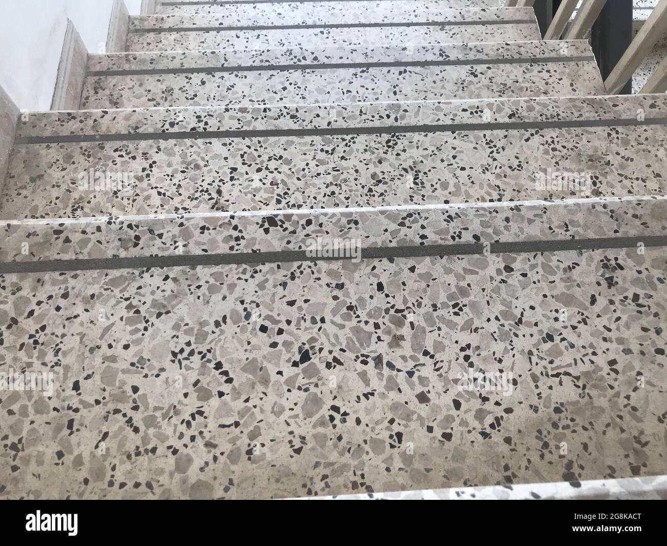 Rainures antidérapantes sur les marches de l'escalier fini par sol en pierre de granit et pour les marches d'un bâtiment de haute élévation incendie évacuation d'urgence Banque D'Images