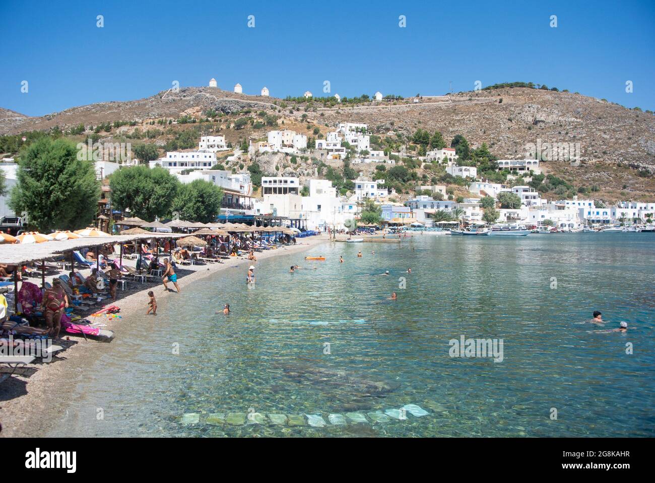 Île de Leros Grèce Grèce plage grecque scène d'été paysage aspect vue de la baie magnifique sur un jour d'été lumineux charmant petit complexe dans une baie pittoresque Banque D'Images