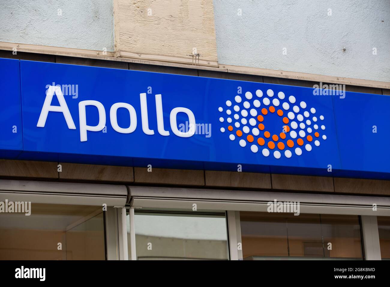 Logo und Schriftzug von Apollo Optik. (Photo par Alexander Pohl/Sipa USA) Banque D'Images