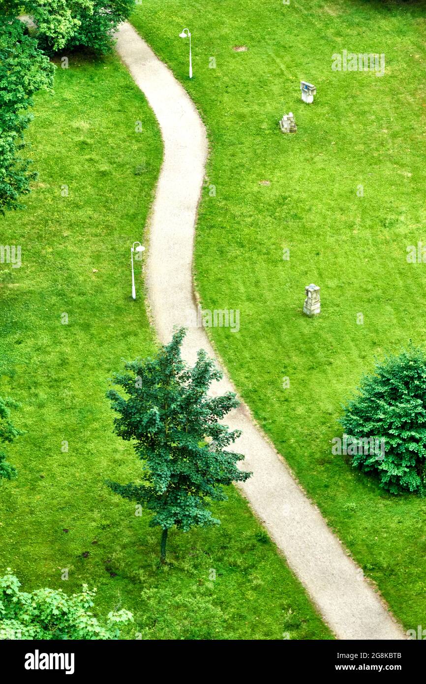 Vue aérienne abstraite de la piste sinueuse qui longe les arbres et les buissons à travers une pelouse bien entretenue Banque D'Images