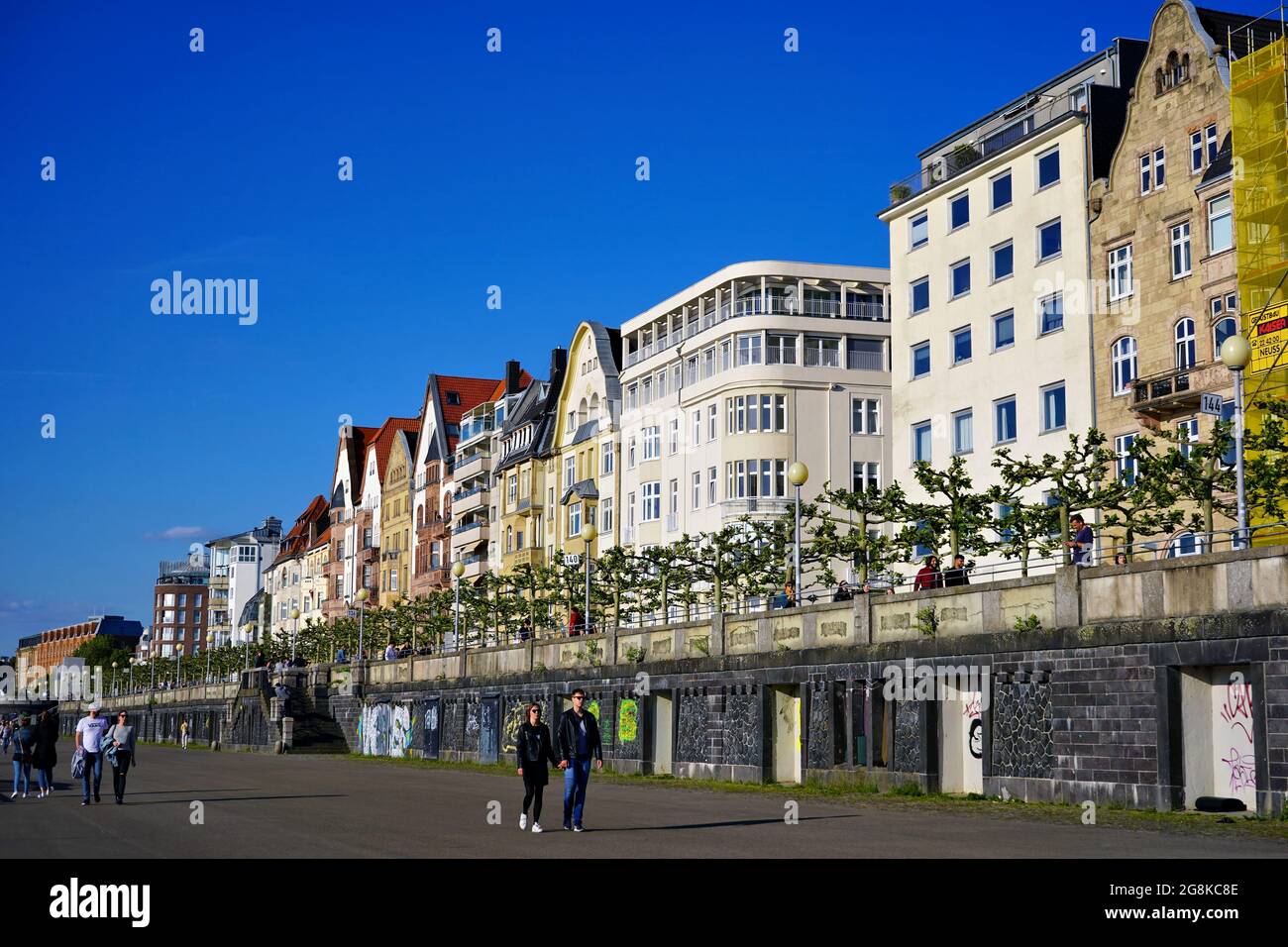 Mannesmannufer (promenade fluviale) au bord du Rhin à Düsseldorf, Allemagne, avec de belles maisons privées. Banque D'Images