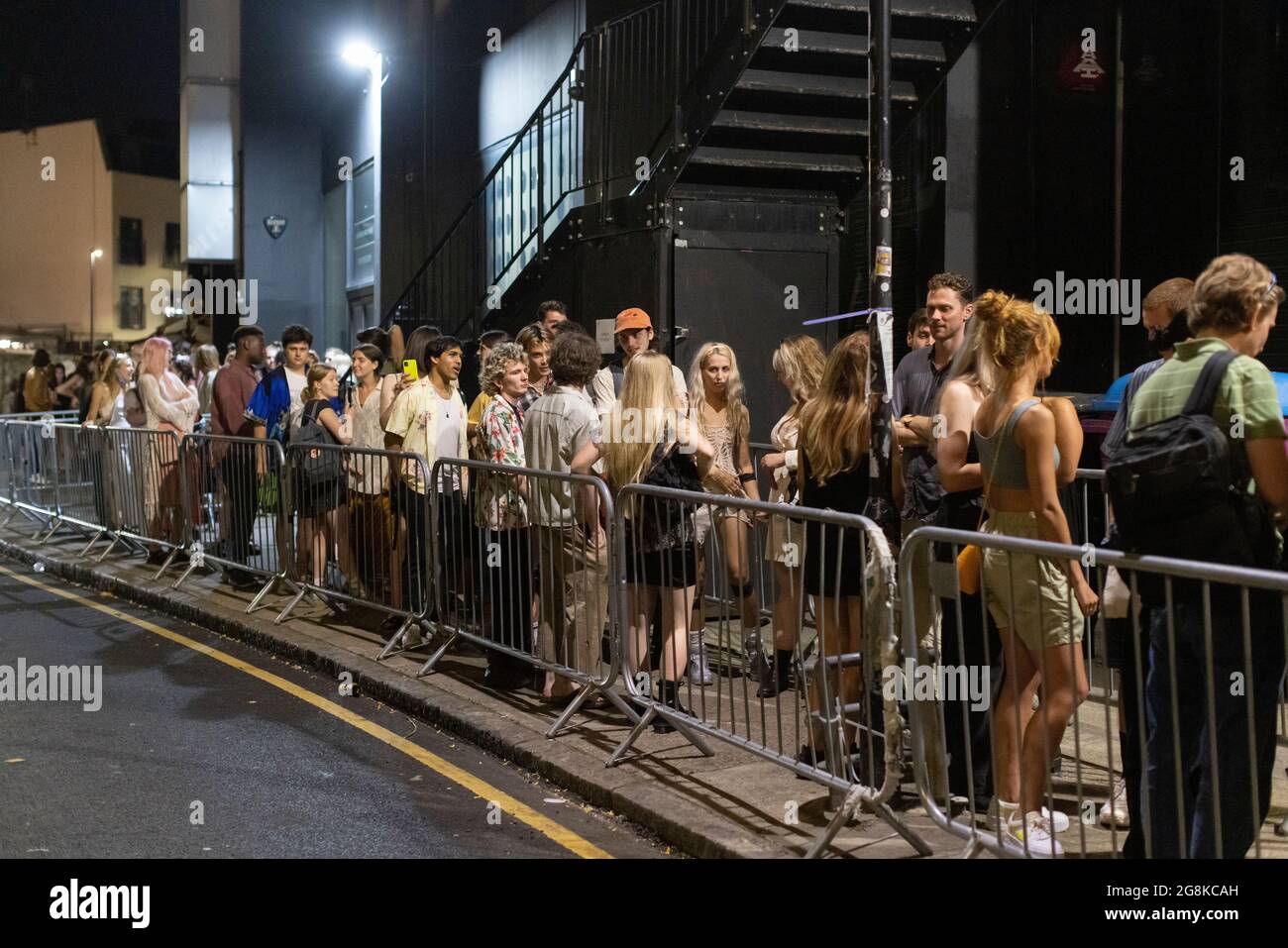 Les clubbers se dirigent vers la discothèque Oval Space en début de journée, où les salles de concert ont été autorisées à rouvrir à 00.01 h le 19 juillet. Banque D'Images