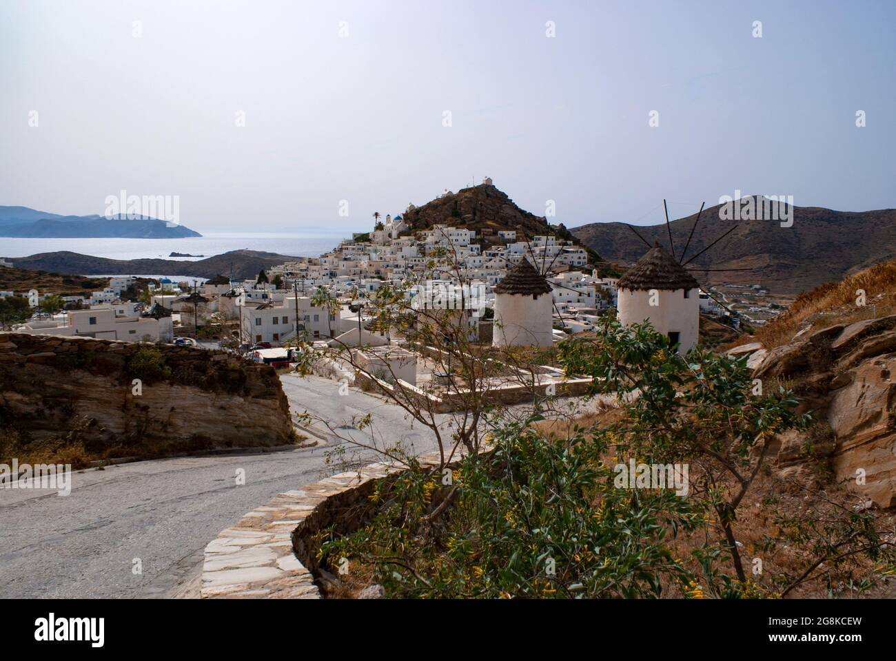 Grèce, île d'iOS Paysage panoramique avec vue sur le vieux village Grand angle spectaculaire tourné vers la belle vieille ville, l'espace Hora Copy Banque D'Images