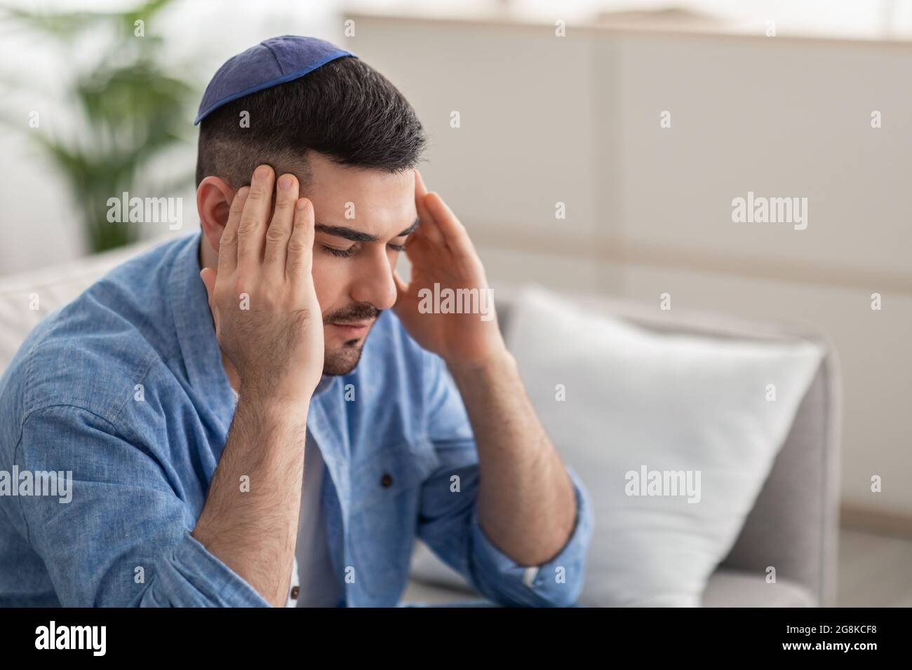 Fatigué bouleversé juif homme souffrant de maux de tête massant ses temples Banque D'Images