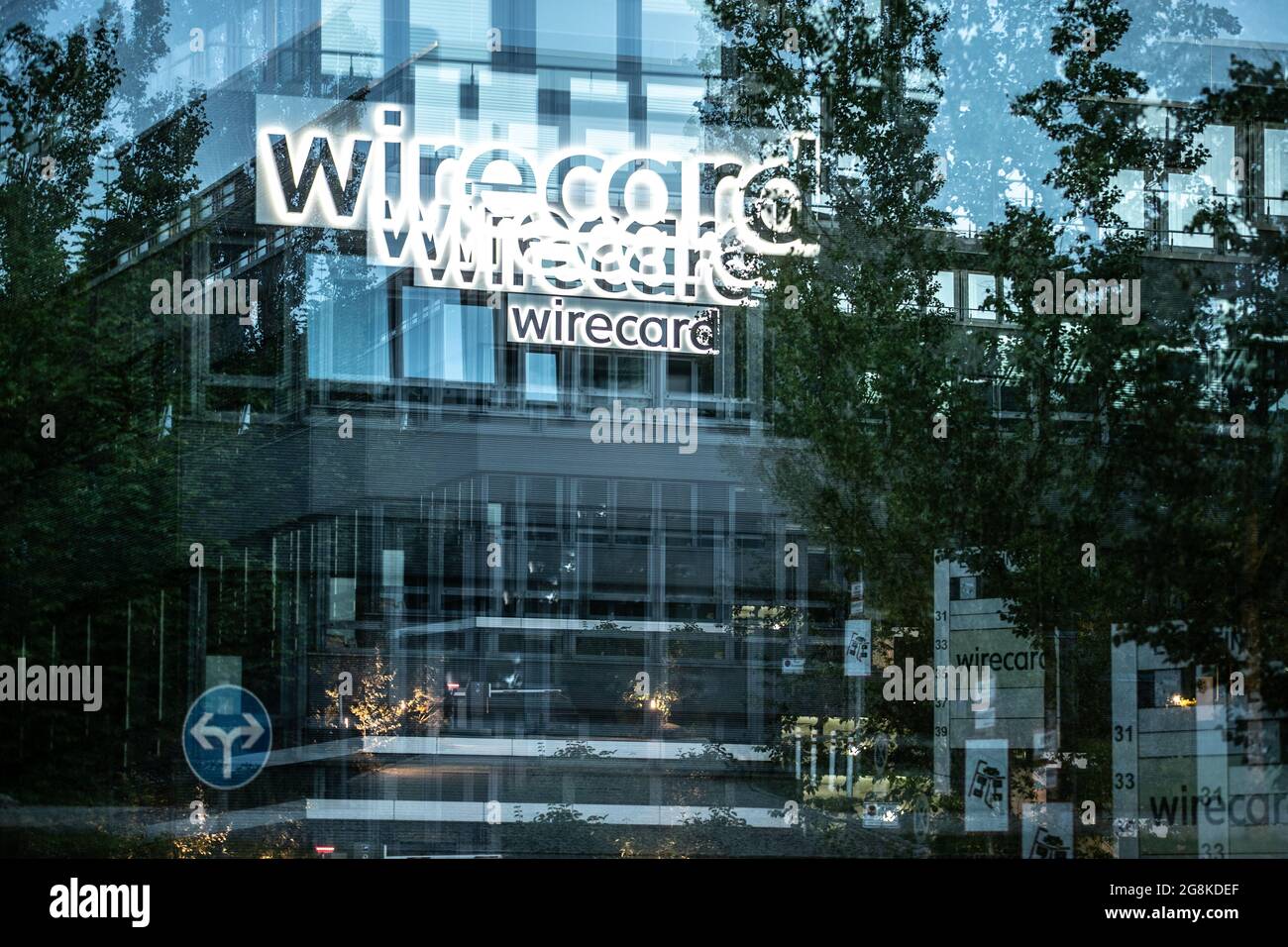 Betrichtung der Wirecard Zentrale. Logo DAS der WIrecard leuchtet. Blick auf die Zentrale des insolventen Dax Unternehmens Wirecard. Nachdem die Wirtschaftsprüfer Ernst & Young ( EY ) das Testat verweigert hatten und 1, 9 Milliarden Euro fehlen, konnte Wirecard die Angestellten nicht mehr bezahlen. Der ehemalige CEO Markus Braun saß zwischenzeitlich in Untersuchungshaft und der ehemalige COO Jan Marsalek ist untergegaucht und wird mit Haftbefehl gesucht. - point de vue général sur le siège du fournisseur mondial de services financiers et de technologie Internet en faillite Wirecard à Aschheim nea Banque D'Images