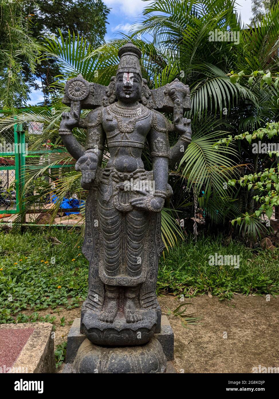 Vue de l'idole de pierre de Lord Sri Venkateshwara isolé dans le jardin naturel de roche à Tirumala: Tirumala, Andhra Pradesh, Inde-juillet 10.2021 Banque D'Images