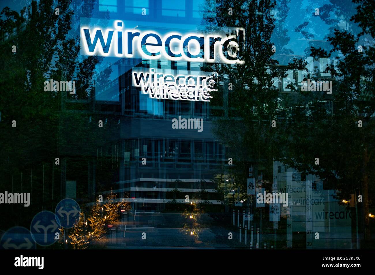 Betrichtung der Wirecard Zentrale. Logo DAS der WIrecard leuchtet. Blick auf die Zentrale des insolventen Dax Unternehmens Wirecard. Nachdem die Wirtschaftsprüfer Ernst & Young ( EY ) das Testat verweigert hatten und 1, 9 Milliarden Euro fehlen, konnte Wirecard die Angestellten nicht mehr bezahlen. Der ehemalige CEO Markus Braun saß zwischenzeitlich in Untersuchungshaft und der ehemalige COO Jan Marsalek ist untergegaucht und wird mit Haftbefehl gesucht. - point de vue général sur le siège du fournisseur mondial de services financiers et de technologie Internet en faillite Wirecard à Aschheim nea Banque D'Images