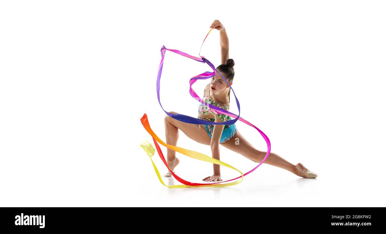 Une jeune gymnaste rythmique pratiquant avec un ruban coloré isolé sur fond  blanc de studio Photo Stock - Alamy