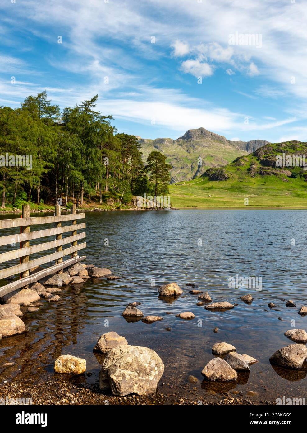 Blea tarn, Langdale Pikes, Side brochet, Lake district National Park, Cumbria, Angleterre, Royaume-Uni Banque D'Images
