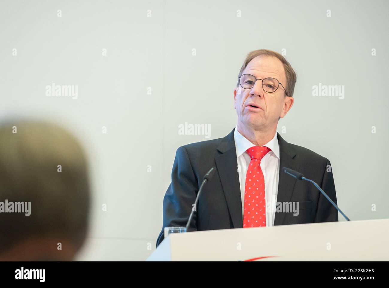 Neubiberg, Allemagne. 12 novembre 2019. Le PDG Reinhard PLOSS à la conférence de presse annuelle de l'Infineon technologies AG sur 12. Novembre 2019 à Neubiberg près de Munich. Fabricant de semi-conducteurs Infineon avec environ 40,000 employés. Le chiffre d'affaires a atteint un nouveau record en 2019. (Photo par Alexander Pohl/Sipa USA) crédit: SIPA USA/Alay Live News Banque D'Images