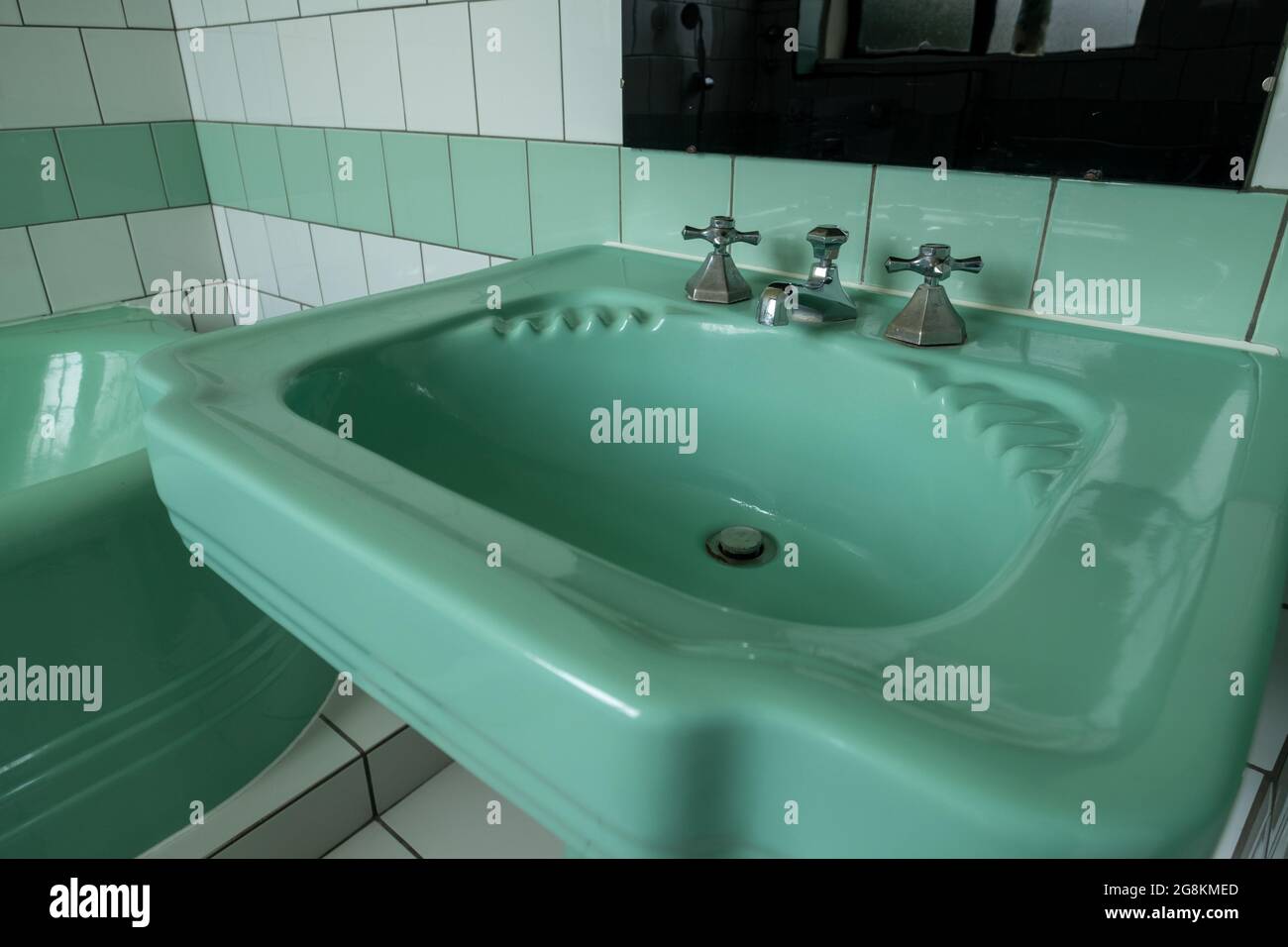 Gros plan sur le lavabo original vert vintage rétro des années 1930 deco et  les robinets en acier inoxydable Photo Stock - Alamy