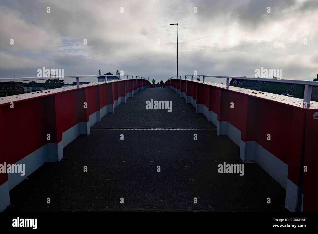 Pont à pied rouge et à vélo vu à Littlehampton, West Sussex, Angleterre, Royaume-Uni. Banque D'Images