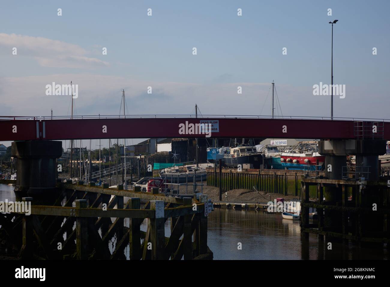 Pont à pied rouge et à vélo vu à Littlehampton, West Sussex, Angleterre, Royaume-Uni. Banque D'Images