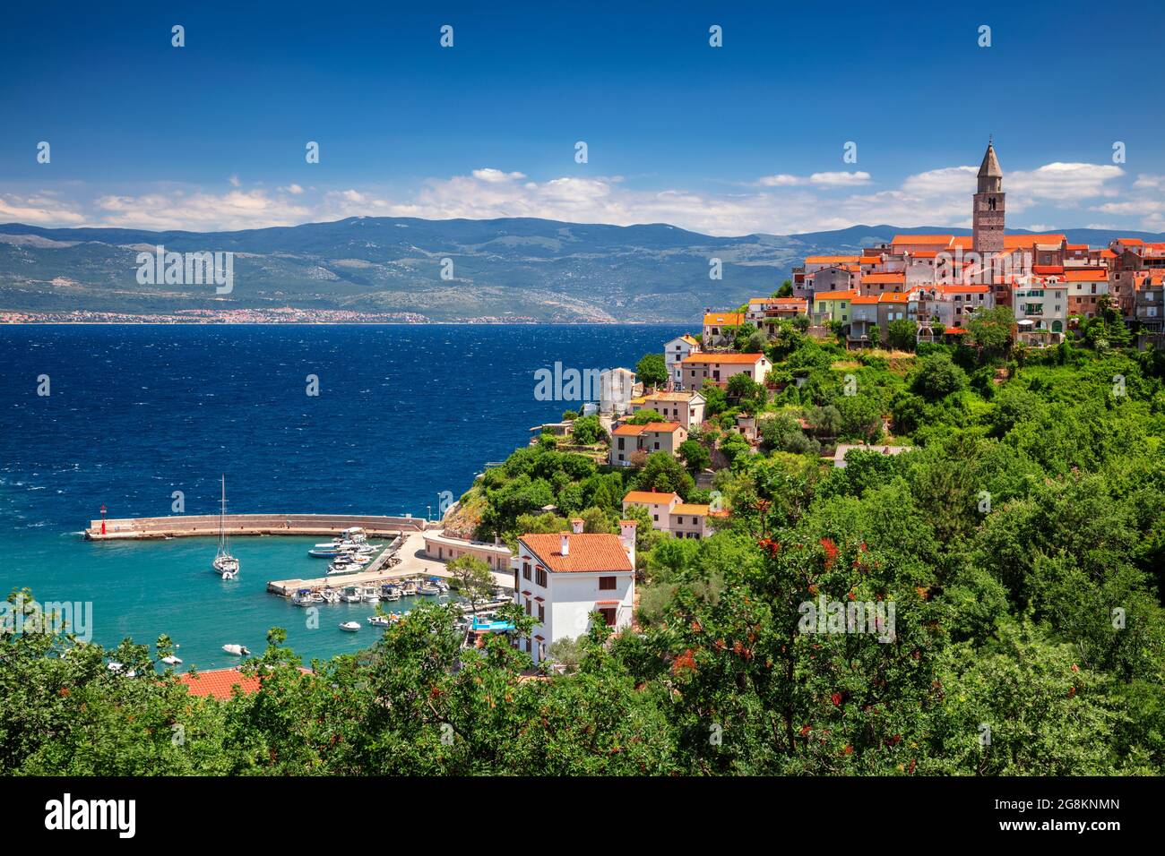 Vrbnik, Croatie. Image d'un paysage urbain aérien du village emblématique de Vrbnik, Croatie situé sur l'île de Krk lors d'une belle journée d'été. Banque D'Images