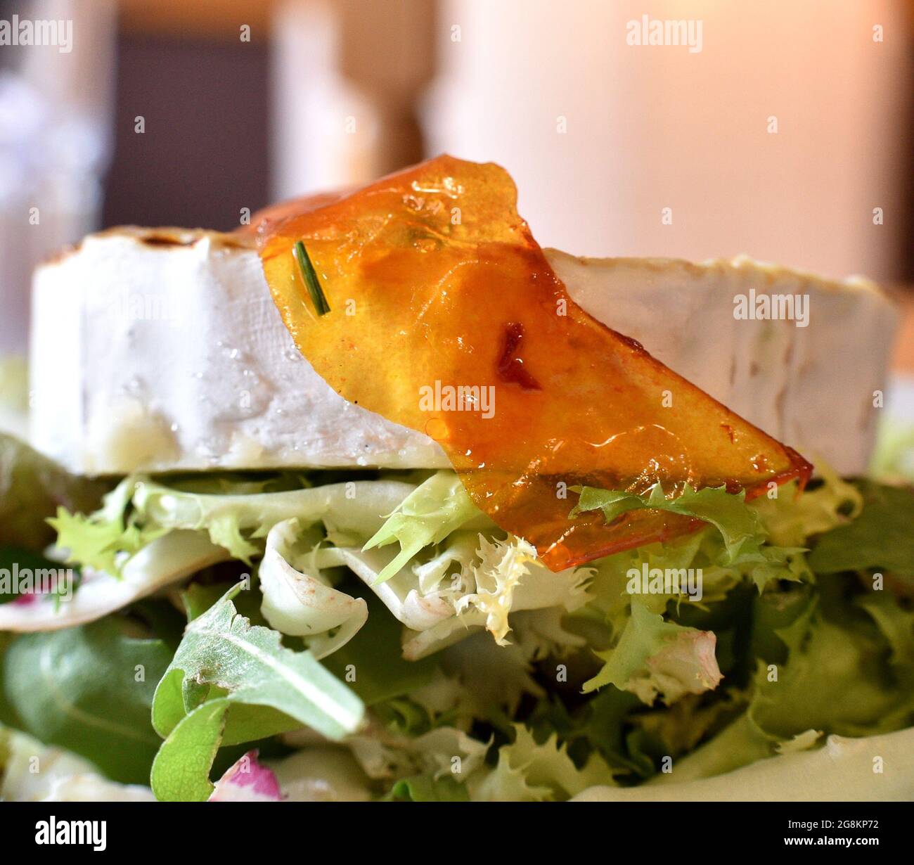 Gelée de tomate croustillante sur fromage de chèvre et laitue. Concept de nouvelle cuisine espagnole innovante. Banque D'Images