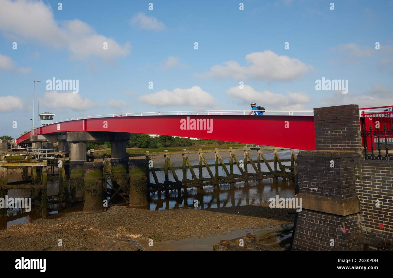 Pont à pied rouge et à vélo vu à Littlehampton, West Sussex, Angleterre, Royaume-Uni. Banque D'Images