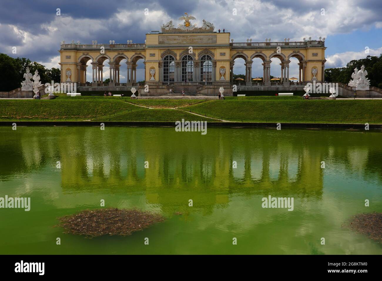 Wien, Österreich - im Schlosspark von Schönbrunn Blick zur Gloriette mit Spiegelung im See Banque D'Images