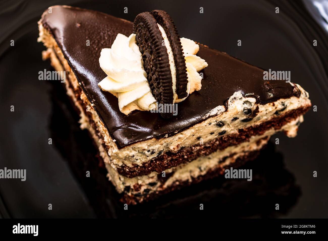 Gateau Sucre Au Chocolat Appetissant Sur Une Assiette Noire Photo Stock Alamy Gateau Sucre Au Chocolat Appetissant Sur Une Assiette Noire Photo Stock Alamy