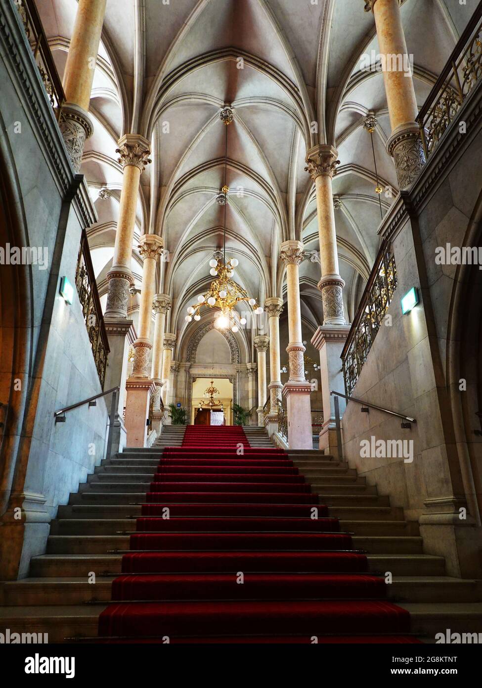 Wien, Aufgang am roten Teppich im Wiener Rathaus mit Säulen und Spitzbogengewölbe Banque D'Images