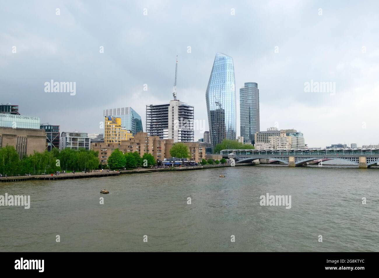 CityScape One Blackfriars gratte-ciel, Tamise, promenade au bord de la rivière à l'extérieur de la Tate Modern Art Gallery dans le sud de Londres Angleterre Royaume-Uni 2021 KATHY DEWITT Banque D'Images