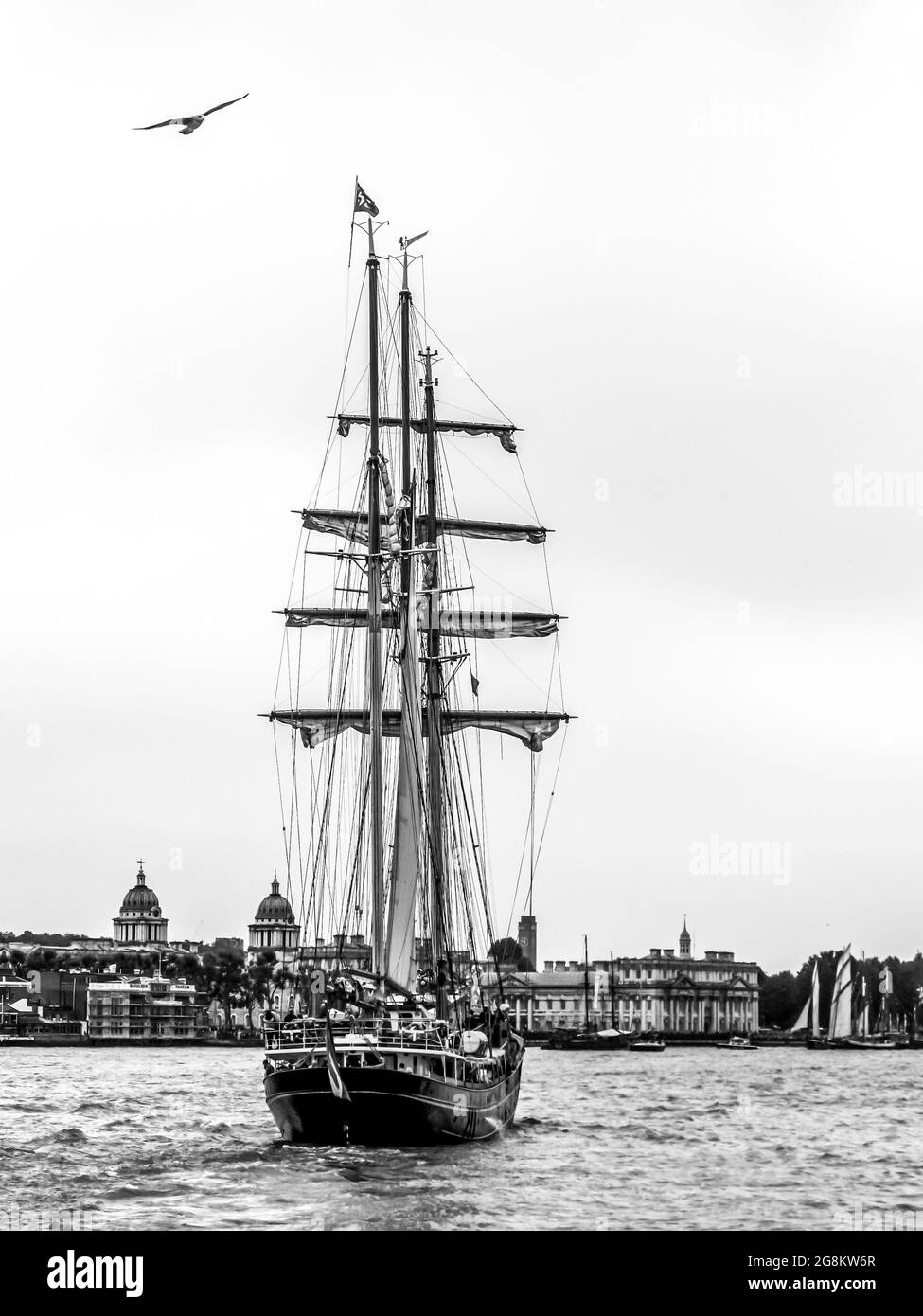 Un grand navire et mouette en vol, en noir et blanc, à Greenwich sur la Tamise Banque D'Images