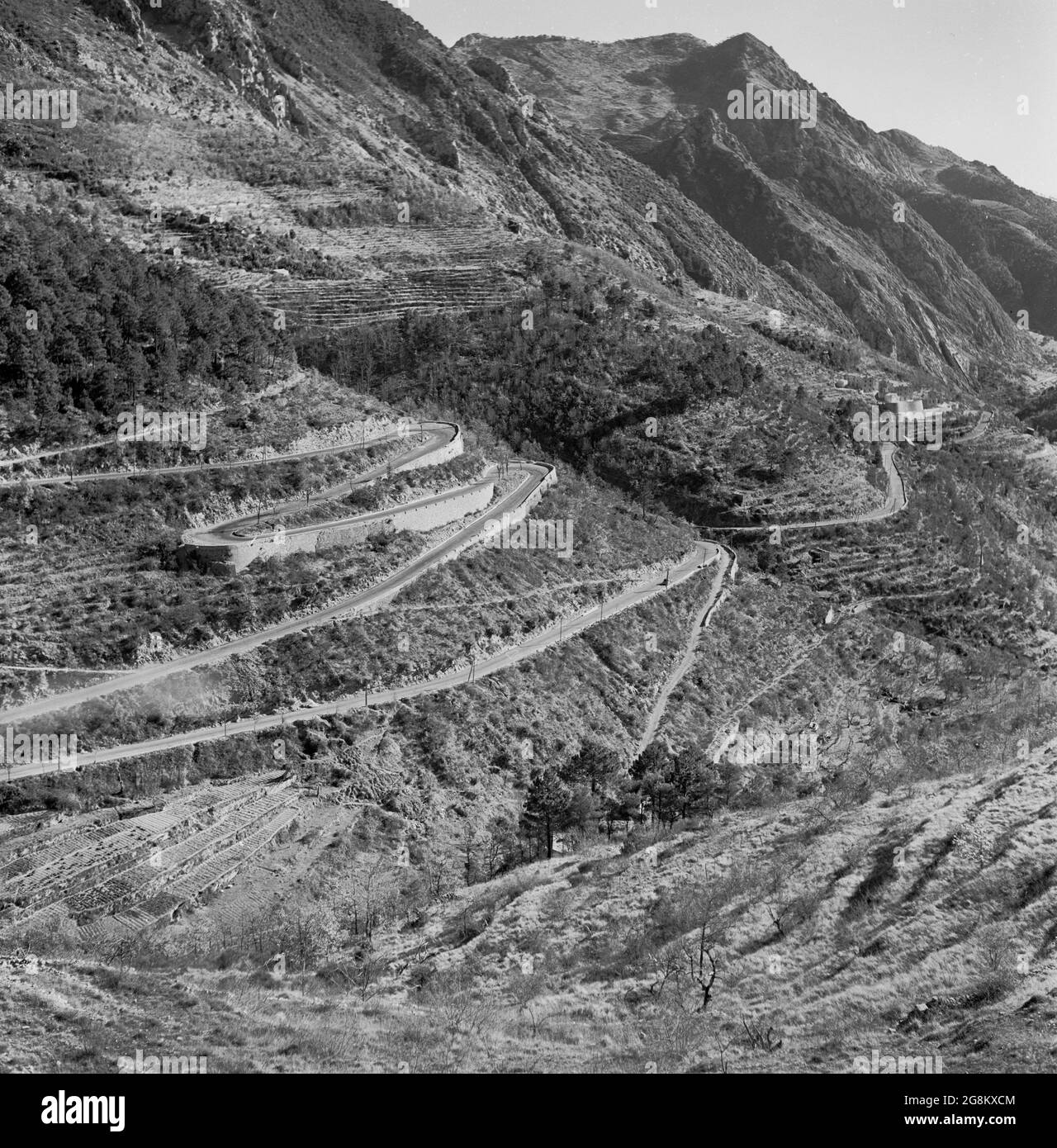 Années 1950, vue historique de cette époque de la route sinueuse de montagne au-dessus de Monaco, le célèbre Col de Turini, près de la frontière itoienne-française et qui est une étape clé du rallye de Monte-Carlo. Banque D'Images