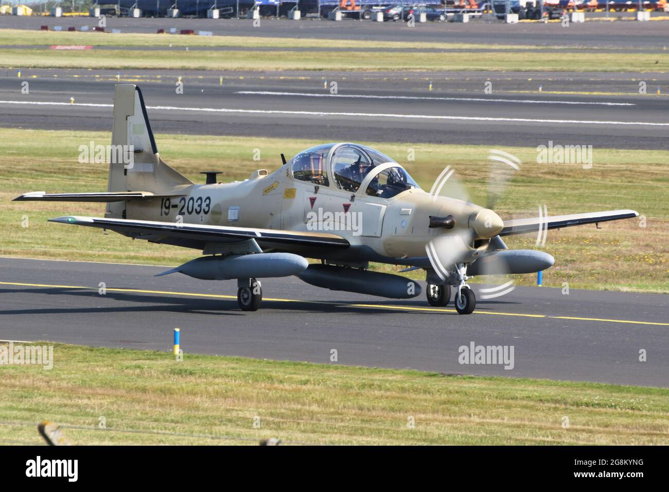 L'un des six Embraer A-29B Super Tucanos destinés à la Force aérienne nigériane (NAF), au départ de l'aéroport international de Prestwick le 20 juillet 2021. L'avion effectuait un vol de livraison entre les États-Unis et le Nigeria et portait une série militaire temporaire américaine (19-2033) pour le vol. Cette cellule deviendra NAF845 dans le service de la Force aérienne nigériane. Banque D'Images