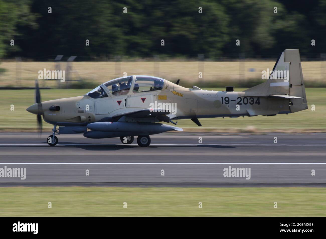 L'un des six Embraer A-29B Super Tucanos destinés à la Force aérienne nigériane (NAF), au départ de l'aéroport international de Prestwick le 20 juillet 2021. L'avion effectuait un vol de livraison entre les États-Unis et le Nigeria et portait une série militaire temporaire américaine (19-2034) pour le vol. Banque D'Images