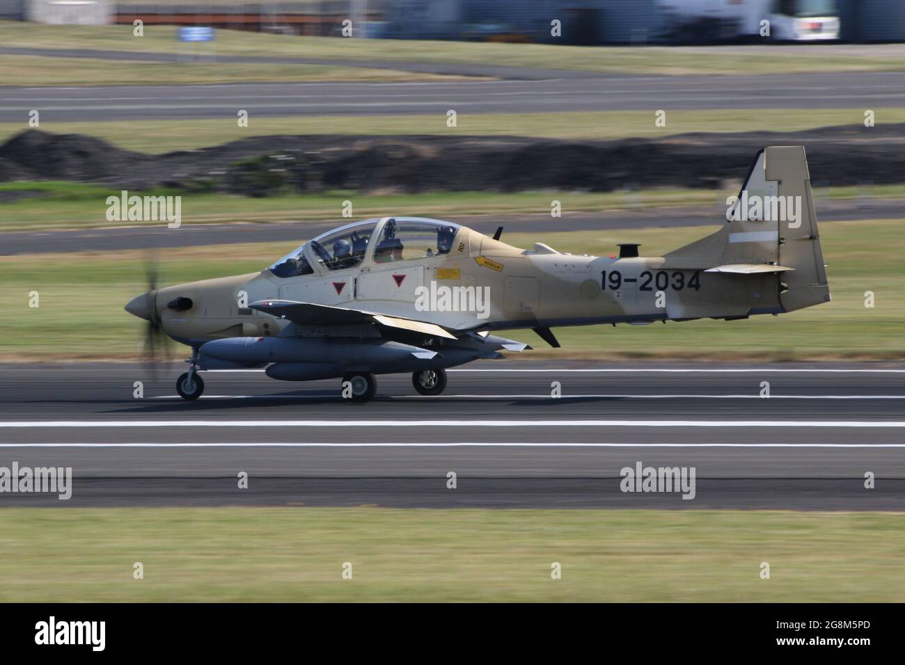 L'un des six Embraer A-29B Super Tucanos destinés à la Force aérienne nigériane (NAF), au départ de l'aéroport international de Prestwick le 20 juillet 2021. L'avion effectuait un vol de livraison entre les États-Unis et le Nigeria et portait une série militaire temporaire américaine (19-2034) pour le vol. Banque D'Images