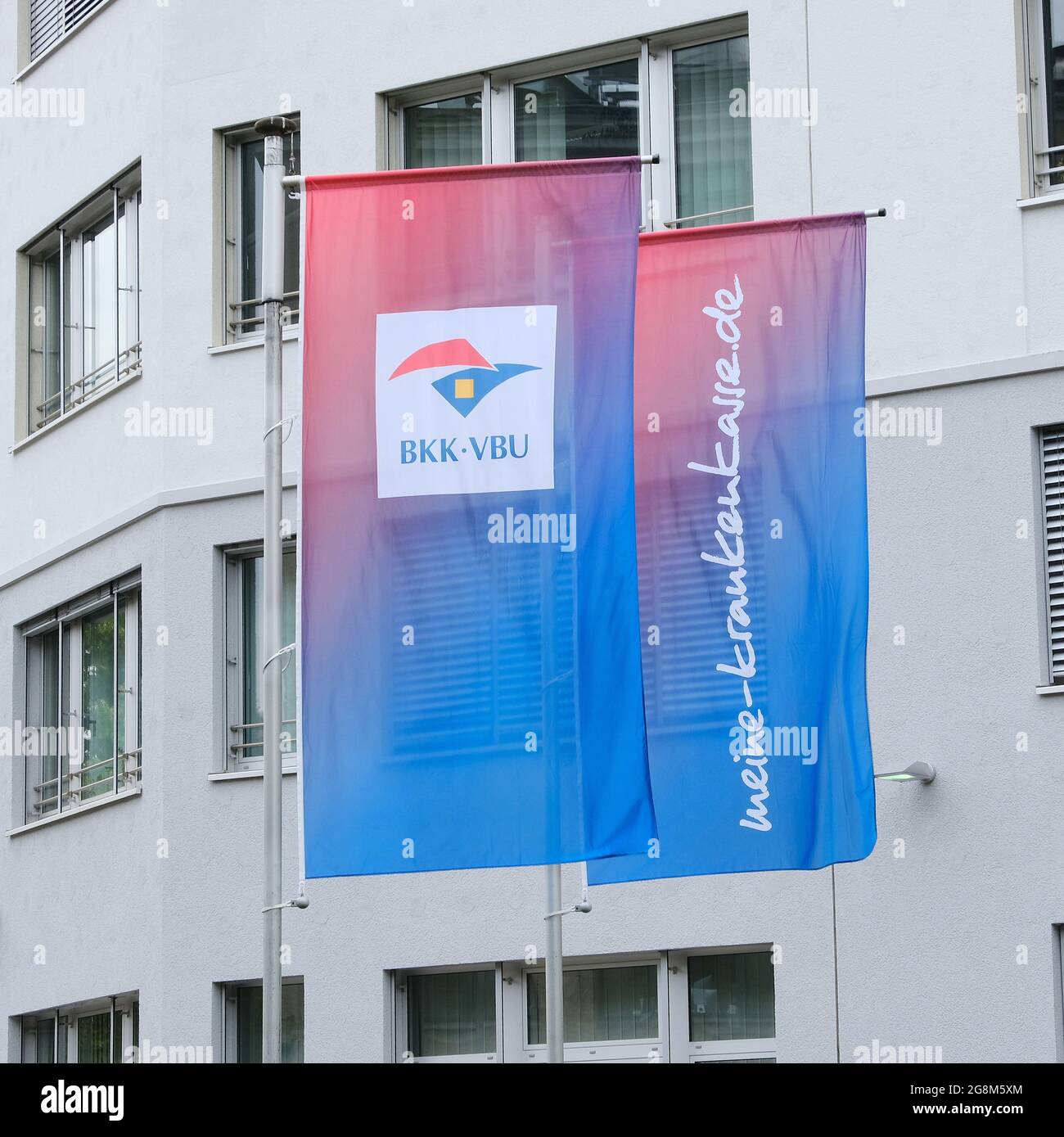 Berlin, Allemagne, 29 juin 2021, drapeaux portant le logo de la compagnie d'assurance maladie BKK-VBU Banque D'Images