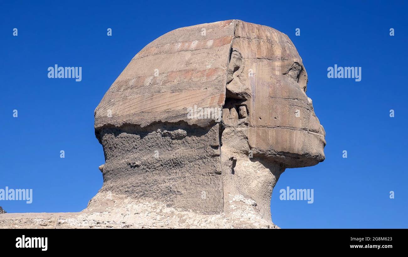 Le Grand Sphinx de Gizeh, est une statue calcaire d'un sphinx inclinable, une créature mythique. Il se trouve sur le plateau de Giza, sur la rive ouest du Nil Banque D'Images